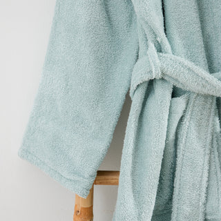 Levantes Kimono-Bademantel mit weißem Kragen