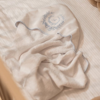 Bebe INITIAL Kappe mit Ciel-Monogramm mit Lavette
